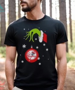 Grinch Hand holding Ornament New York Yankees Snowflake Christmas shirt