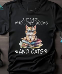 Just a girl who loves books and cats Classic T Shirt