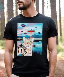 Selfie photo of the cat’s surprise with the UFO funny shirt