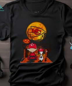 Snoopy And Charlie Brown Kansas City Chiefs Sitting Under Moon Halloween 2023 T shirt