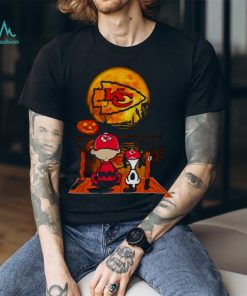 Snoopy And Charlie Brown Kansas City Chiefs Sitting Under Moon Halloween 2023 T shirt