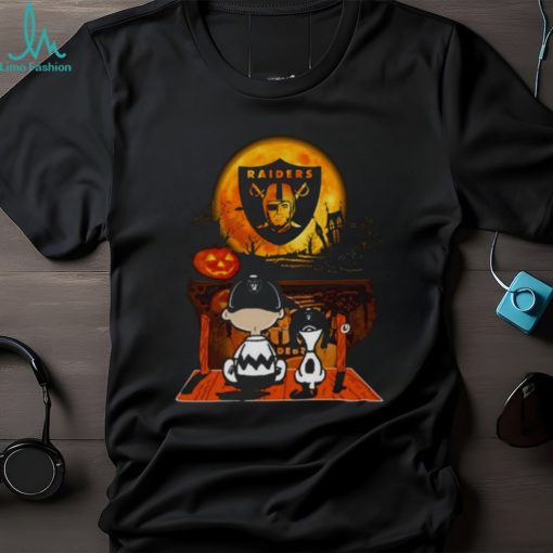 Snoopy And Charlie Brown Las Vegas Raiders Sitting Under Moon Halloween 2023 T shirt