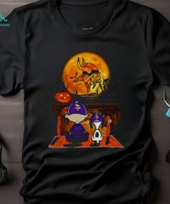 Snoopy And Charlie Brown Minnesota Vikings Sitting Under Moon Halloween 2023 T shirt