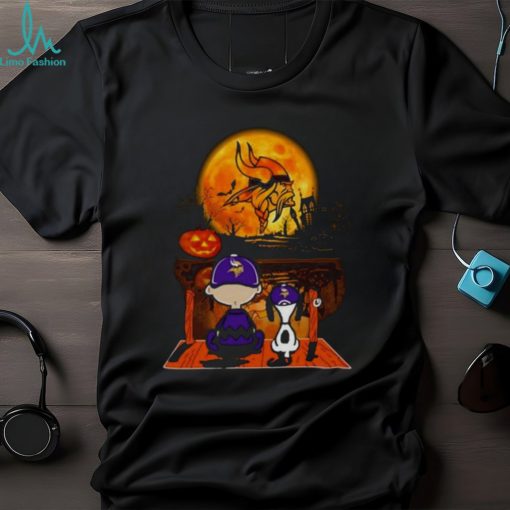 Snoopy And Charlie Brown Minnesota Vikings Sitting Under Moon Halloween 2023 T shirt