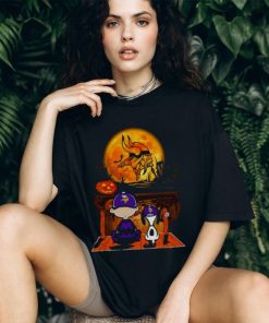 Snoopy And Charlie Brown Minnesota Vikings Sitting Under Moon Halloween 2023 T shirt