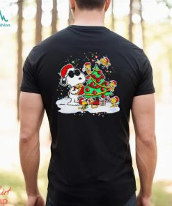 Snoopy and Woodstock in Santa hat decorate the pine tree Christmas shirt