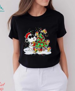 Snoopy and Woodstock in Santa hat decorate the pine tree Christmas shirt