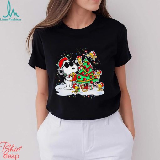 Snoopy and Woodstock in Santa hat decorate the pine tree Christmas shirt