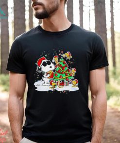 Snoopy and Woodstock in Santa hat decorate the pine tree Christmas shirt