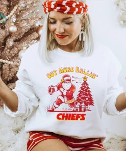 Happy Xmas Kansas City Chiefs football Santa Mahomes out here ballin’ Chiefs gift shirt