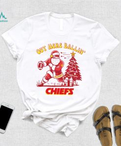 Happy Xmas Kansas City Chiefs football Santa Mahomes out here ballin’ Chiefs gift shirt