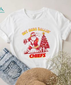 Happy Xmas Kansas City Chiefs football Santa Mahomes out here ballin’ Chiefs gift shirt