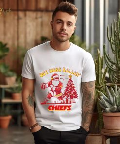 Happy Xmas Kansas City Chiefs football Santa Mahomes out here ballin’ Chiefs gift shirt