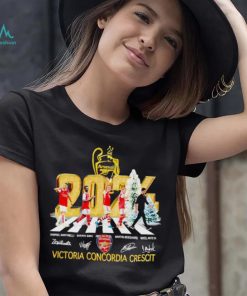 Arsenal 2024 Victoria Concordia Crescit signatures shirt