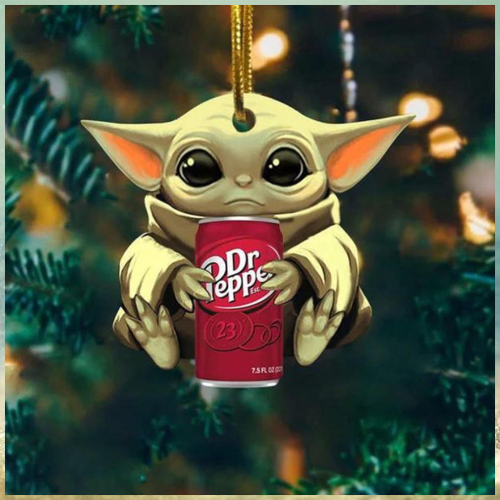 https://img.limotees.com/photos/2023/12/Baby-Yoda-Hug-Dr-Pepper-Ultra-For-Beer-Lovers-2023-Christmas-Star-Wars-Gift-Ornament1.jpg