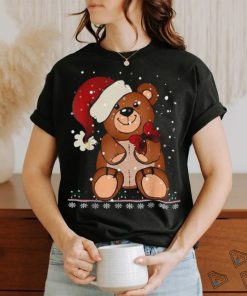 Camiseta de Navidad con diseño de oso de peluche con gorro de Papá Noel, hoodie, sweater, long sleeve and tank top Camiseta de Navidad con diseño de oso de peluche con gorro de Papá Noel