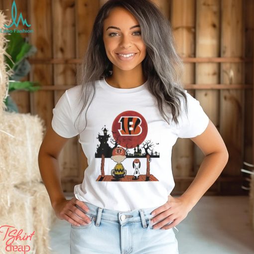 Cincinnati Bengals Charlie Brown And Snoopy Haunted House T Shirt