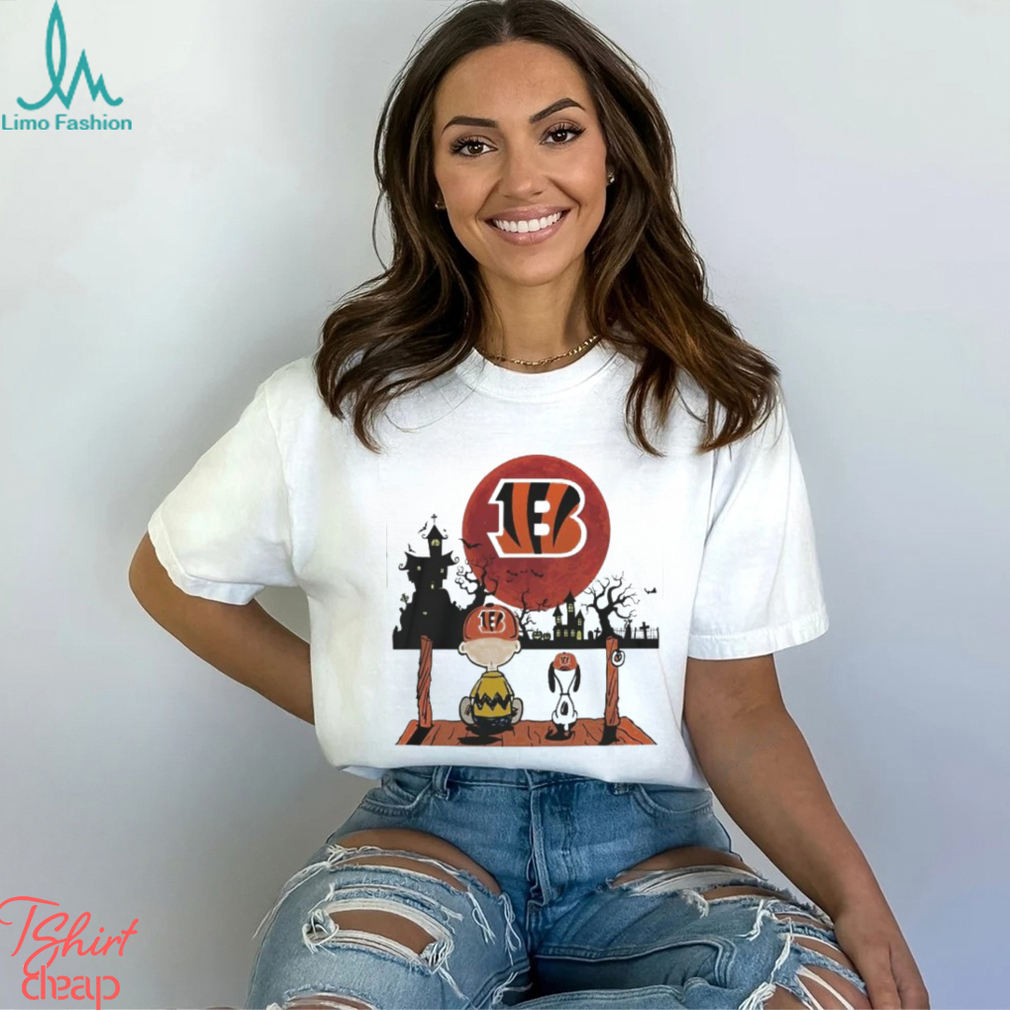 Cincinnati Bengals Charlie Brown And Snoopy Haunted House T Shirt Cincinnati Bengals Charlie Brown And Snoopy Haunted House T Shirt