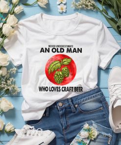 NEVER UNDERESTIMATE AN OLD MAN WHO LOVES CRAFT BEER Classic T Shirt