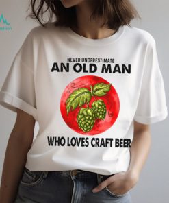 NEVER UNDERESTIMATE AN OLD MAN WHO LOVES CRAFT BEER Classic T Shirt