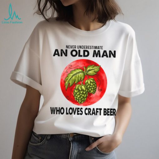 NEVER UNDERESTIMATE AN OLD MAN WHO LOVES CRAFT BEER Classic T Shirt