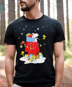 Nice Wisconsin Badgers Santa Snoopy Wish You A Merry Christmas T shirt