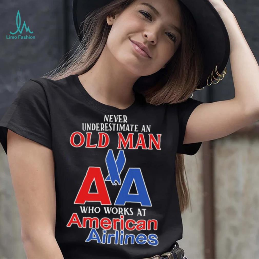 Official Never Underestimate An Old Man Who Works At American Airlines Logo Shirt Official Never Underestimate An Old Man Who Works At American Airlines Logo Shirt