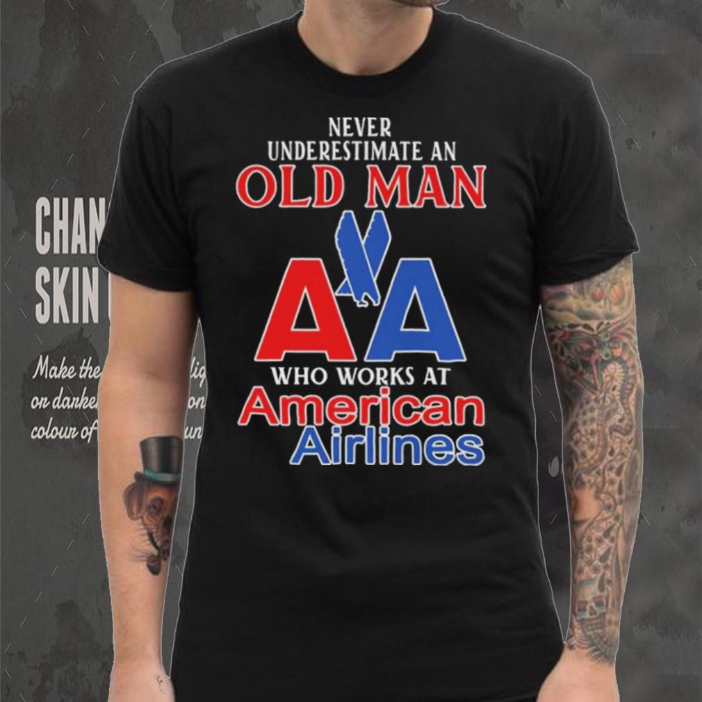 Official Never Underestimate An Old Man Who Works At American Airlines Logo Shirt Official Never Underestimate An Old Man Who Works At American Airlines Logo Shirt