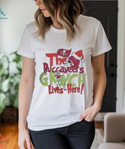 Official grinch Hat Santa The Buccaneers Lives Here Christmas Shirt