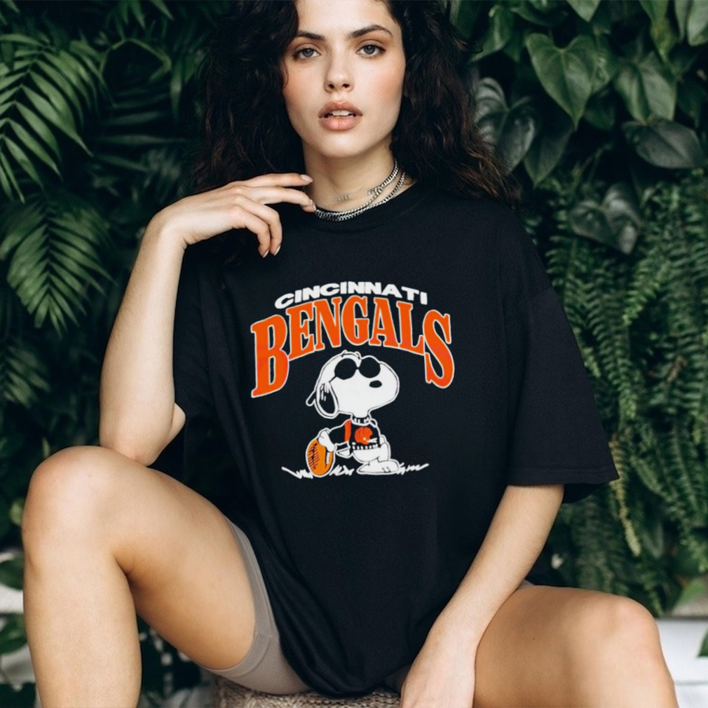 Official snoopy Cincinnati Bengals Football T shirt Official snoopy Cincinnati Bengals Football T shirt