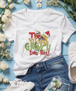 Top The Minnesota Vikings Football Grinch Lives Here Merry Christmas T Shirt