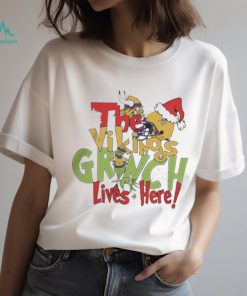 Top The Minnesota Vikings Football Grinch Lives Here Merry Christmas T Shirt