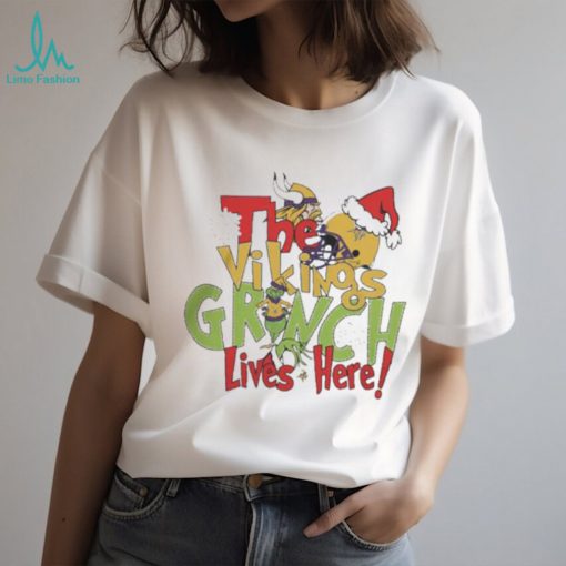 Top The Minnesota Vikings Football Grinch Lives Here Merry Christmas T Shirt