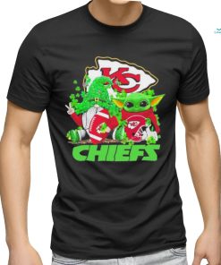 Design kansas City Chiefs Baby Yoda Happy St.Patrick’s Day Shamrock T Shirt