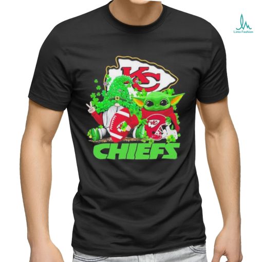 Design kansas City Chiefs Baby Yoda Happy St.Patrick’s Day Shamrock T Shirt