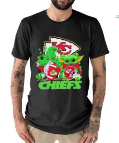 Design kansas City Chiefs Baby Yoda Happy St.Patrick’s Day Shamrock T Shirt