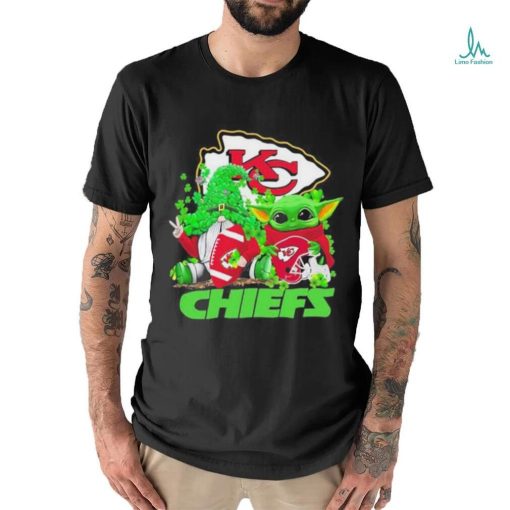 Design kansas City Chiefs Baby Yoda Happy St.Patrick’s Day Shamrock T Shirt