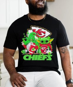 Design kansas City Chiefs Baby Yoda Happy St.Patrick’s Day Shamrock T Shirt