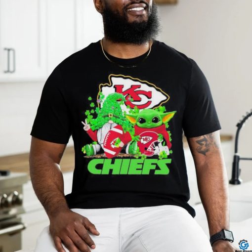 Design kansas City Chiefs Baby Yoda Happy St.Patrick’s Day Shamrock T Shirt