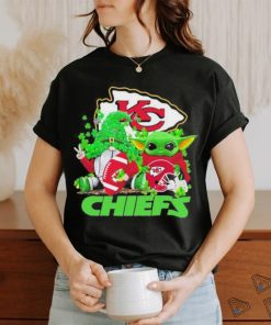 Design kansas City Chiefs Baby Yoda Happy St.Patrick’s Day Shamrock T Shirt