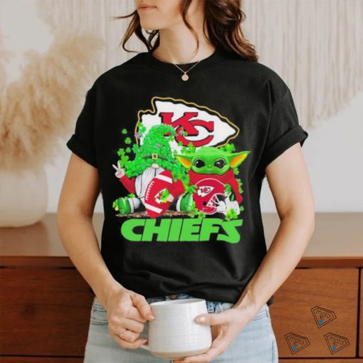 Design kansas City Chiefs Baby Yoda Happy St.Patrick’s Day Shamrock T Shirt