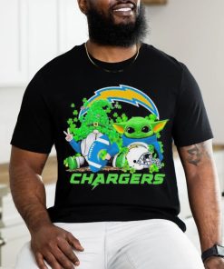Design los Angeles Chargers Baby Yoda Happy St.Patrick’s Day Shamrock T Shirt