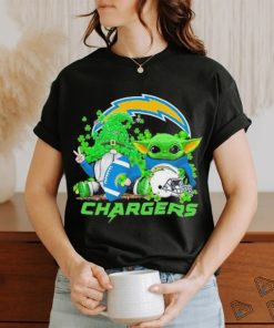 Design los Angeles Chargers Baby Yoda Happy St.Patrick’s Day Shamrock T Shirt