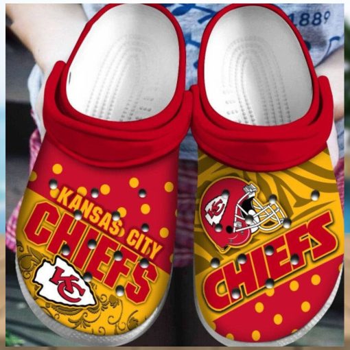 Kansas City Chiefs Football Enthusiasm Expressed Through Crocs