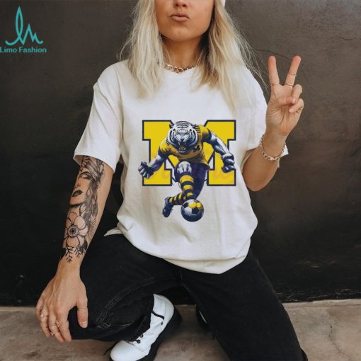 Michigan Wolverines vintage university tiger play football Unisex Tshirt