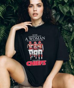 Never underestimate a woman who understands football and loves Kansas city Chiefs travis kelce patrick mahomes and isiah pacheco signatures 2024 shirt