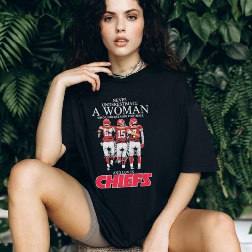Never underestimate a woman who understands football and loves Kansas city Chiefs travis kelce patrick mahomes and isiah pacheco signatures 2024 shirt