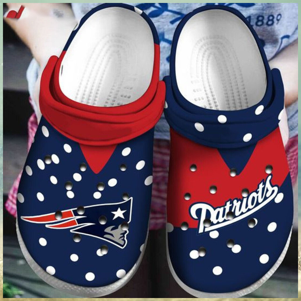 Patriots crocs sales for adults