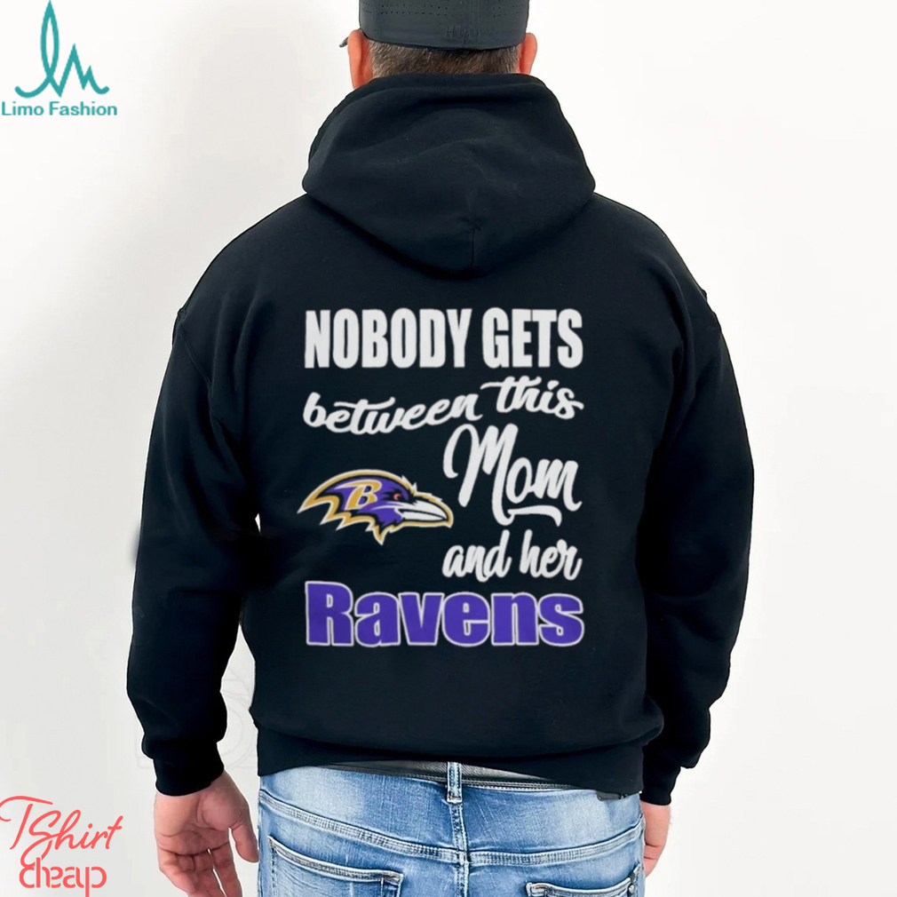 Nobody Gets Between Mom And Her Baltimore Ravens 2024 Shirt Nobody Gets Between Mom And Her Baltimore Ravens 2024 Shirt