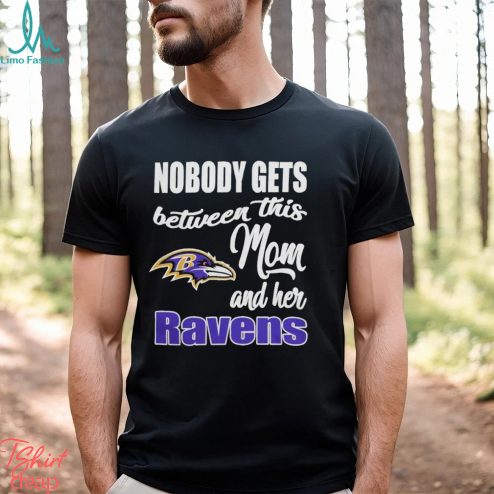 Nobody Gets Between Mom And Her Baltimore Ravens 2024 Shirt Nobody Gets Between Mom And Her Baltimore Ravens 2024 Shirt